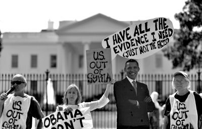 2日，反戰(zhàn)人士在白宮前高舉標語，抗議美國可能對敘動武。