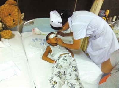 昨日傍晚，山西省眼科醫(yī)院醫(yī)生給斌斌點了兩次“眼藥水”。