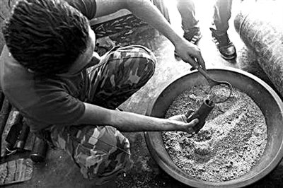 10日，敘反對(duì)派人員正在制作武器。