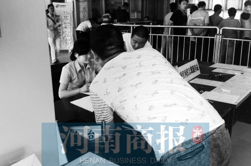 戴著耳機(jī)工作，挺“愜意”