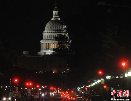 入夜后國(guó)會(huì)山前警燈一片，加強(qiáng)警戒。中新社發(fā) 德永健 攝