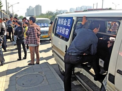 昨日，朝陽(yáng)區(qū)看守所門(mén)前有人排隊(duì)。大門(mén)外還停有多輛寫(xiě)有“律師會(huì)見(jiàn)”字樣的車(chē)。