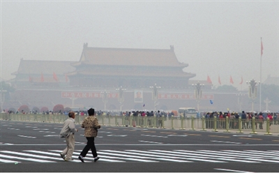 9月29日，游客行走在天安門廣場(chǎng)西側(cè)路上，當(dāng)日霧霾嚴(yán)重。