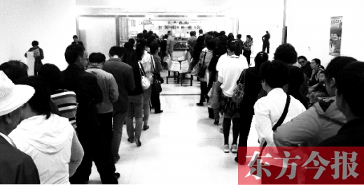 昨日上午，鄭州市社保辦事大廳，辦事的群眾排起長隊