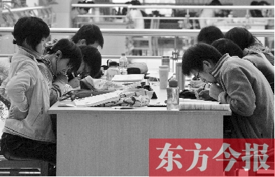 專家認(rèn)為，內(nèi)地高校對(duì)學(xué)生創(chuàng)造性、自主性的培養(yǎng)不及港校