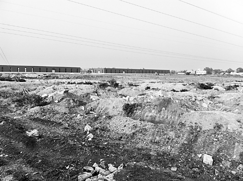 兩年半時間里，空曠的院子里，只有北側(cè)建成了兩棟空空的廠房。