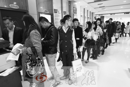 昨天,除復(fù)印材料處有新人排隊(duì)外,金水區(qū)民政局婚姻登記處大廳內(nèi)處未見新人排隊(duì)的火爆場(chǎng)景。