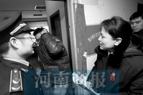 城管巡回法庭法官，到因違反城市管理的受罰當(dāng)事單位送傳票