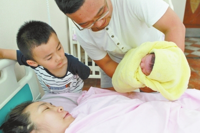 一家四口其樂融融，但二孩證卻讓男主人操心。