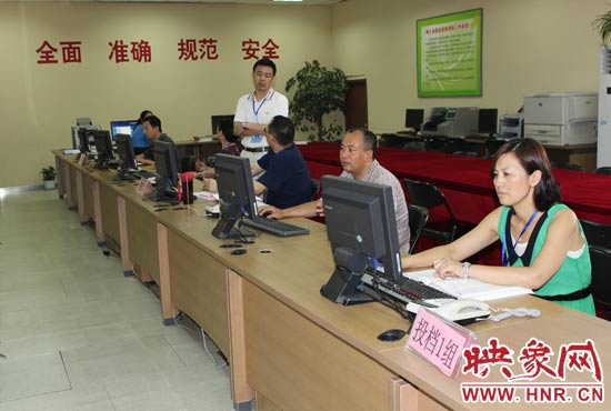 今年我省高招錄取工作正在平穩(wěn)正常開(kāi)展，圖為投檔組工作人員。