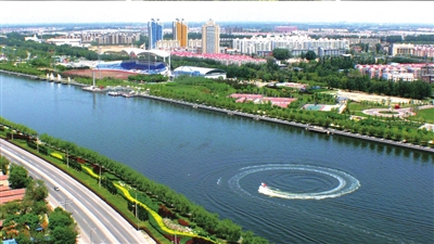 清澈的運(yùn)河水及兩岸綠色。