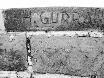 　　圖為長城城墻上的刻痕。記者 王昊魁攝　