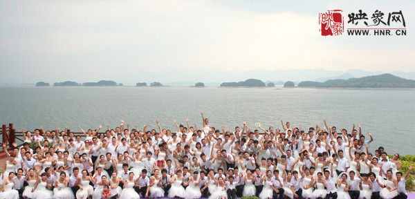 初夏喜宴八方客,千島笑迎粉佳人。