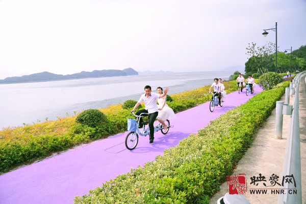 初夏喜宴八方客,千島笑迎粉佳人。