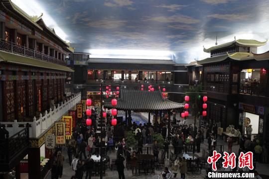 開(kāi)封五萬(wàn)平米"宋城"迎客 大宋市井繁華再現(xiàn)(圖)