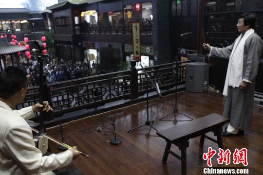 開(kāi)封五萬(wàn)平米"宋城"迎客 大宋市井繁華再現(xiàn)(圖)