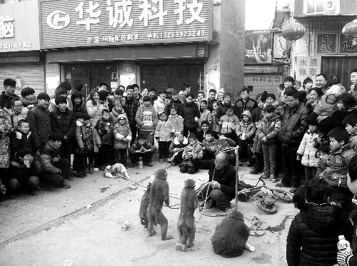 比春運(yùn)更擠的地方是?？h廟會(huì)(組圖)