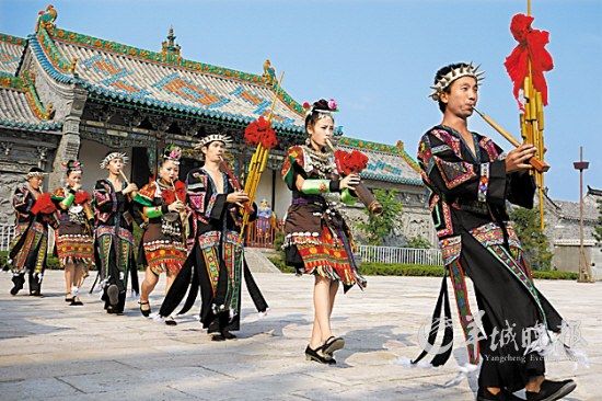 山東臺兒莊古城內(nèi)，來自外地的演員表演蘆笙舞 王建華 攝