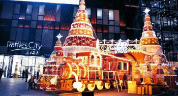 北京商場(chǎng)做圣誕裝飾,越來(lái)越花血本。