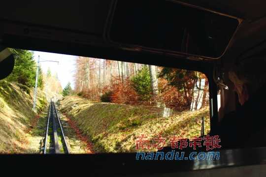 小火車一路向上，沖破云層，豁然開朗，乘客們的歡呼聲適時(shí)響起，一切漸入佳境。