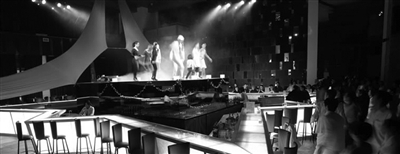 　　晚上的clubmed里有各種歡樂演出。　