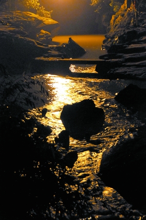 　　夜幕下古鎮(zhèn)江邊。　