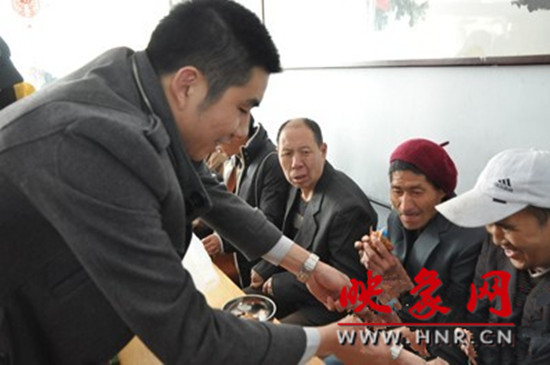 　　“韓胖子”千只茶香雞茶香鴨捐贈環(huán)衛(wèi)工人、農(nóng)民工學子和鄭州市社會福利院。