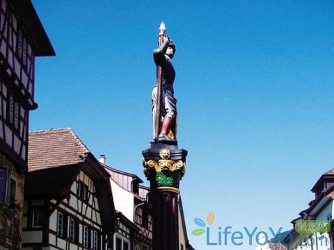 　　在那個(gè)春日艷陽的午后,一艘白色的游船在幽藍(lán)的圖恩湖上緩行。