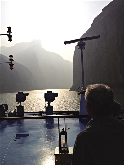 　　游客在游輪上遠(yuǎn)眺三峽風(fēng)光。