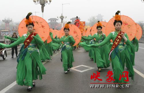 　　3月30日上午,開封市舉行2013中國(開封)清明文化節(jié)踏春巡游活動(dòng)?！?　　