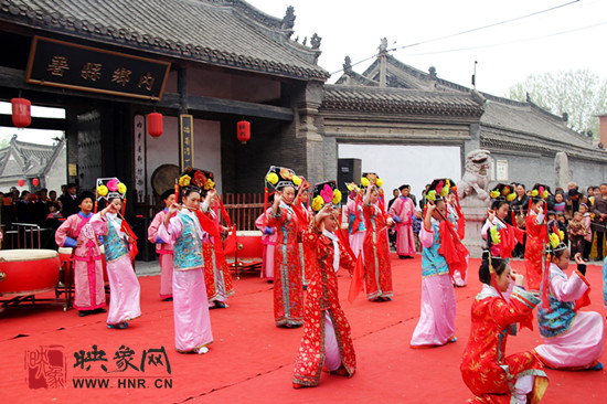 游客參觀清明小長(zhǎng)假新推出的本土特色節(jié)目《鼓樂迎賓》。