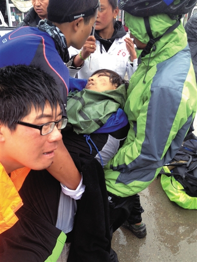 事發(fā)后,有驢友幫忙救治李翔(中)。驢友供圖