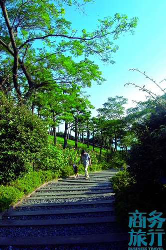 很多父母會帶著孩子在步行道漫步。