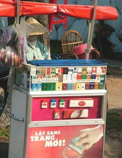 　煙攤，越南街頭隨處都是這樣的流動小攤。