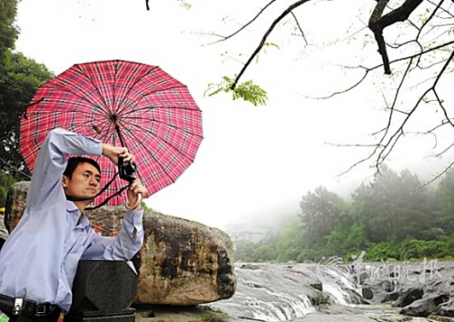 九鯉湖景區(qū)大霧籠罩,霧中美景若隱若現(xiàn),宛如人間仙境。
