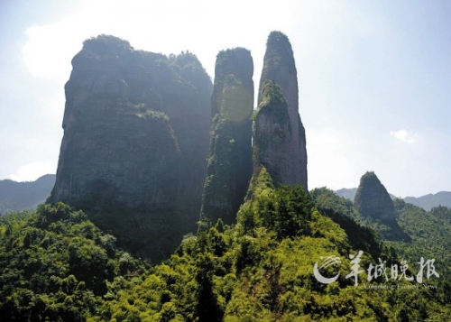 江郎山以“三爿石”著稱,三爿高約319米的巨石凌空而起。
