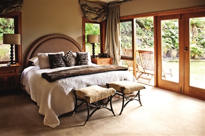 酒店住宿頗具特色,窗外就是 新西蘭的美麗景色。