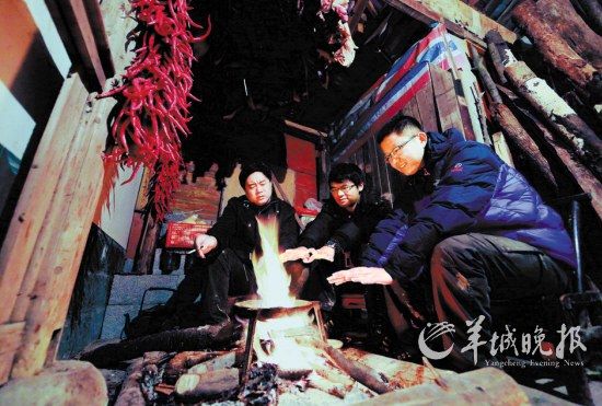 　　在土家人吊腳樓小住的那個(gè)夜晚,讓我想起了外婆家。