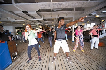 　　游客在“海娜號(hào)”郵輪甲板上共舞。