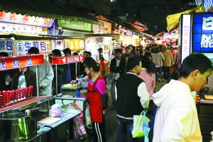 　　品味臺(tái)灣,又怎能錯(cuò)過(guò)那些親民夜市。