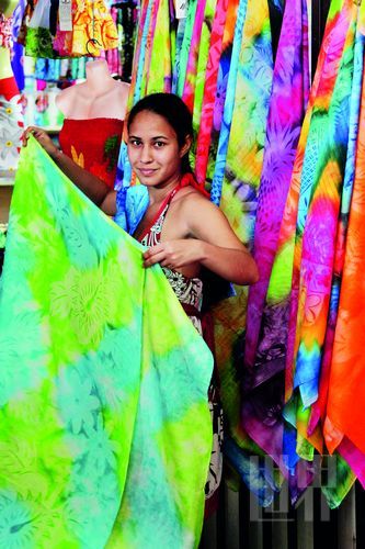 　　Pareo,這一幅幅有著漂亮圖案、色彩繽紛的布,是大溪地人最美的衣