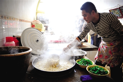 榆林的羊雜湯總是要加上大量的粉條。