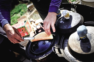 榆林街頭的特色小吃——攤餭(huáng)。