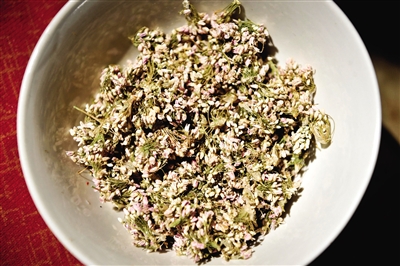 作為香料的扎蒙是一種陜北常見(jiàn)的細(xì)碎野花。