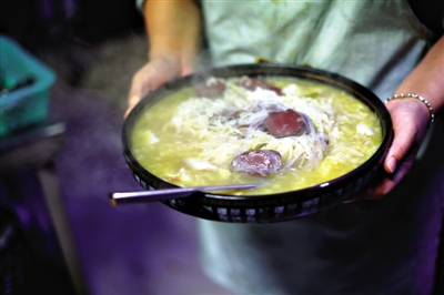 酸菜燉血腸是長(zhǎng)白山一帶常見的菜品,有著東北地區(qū)典型的質(zhì)樸、實(shí)在的風(fēng)格。