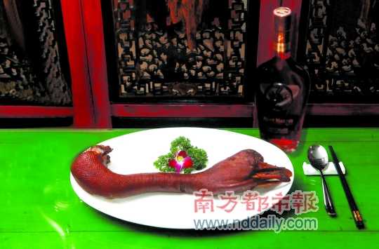 人頭馬誠印干邑白蘭地是高端宴席的佐餐佳釀，圖為鹵水老鵝頭