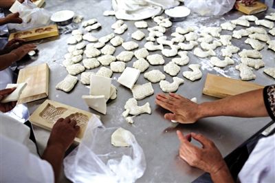 面花是黃驊最有特色的一種面食，常見于各種禮事和節(jié)日宴席上，充滿了儀式感。