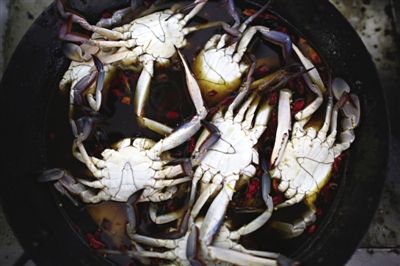 青蟹需用鹽水腌漬8個小時。