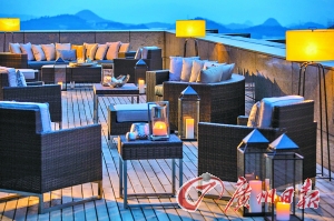 露臺(tái)能觀賞美麗山色。