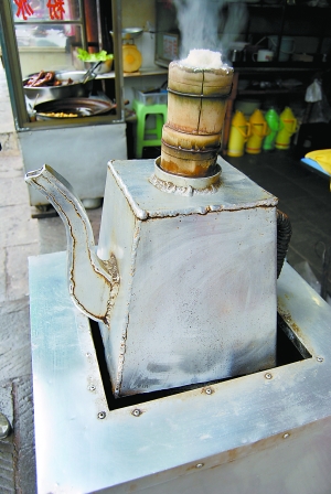 青巖古鎮(zhèn)的糕粑稀飯。